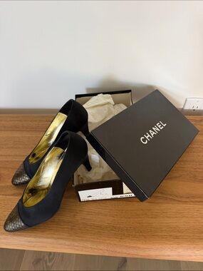 CHANEL Black Satin Pumps with Metallic Snakeskin-Textured Toe